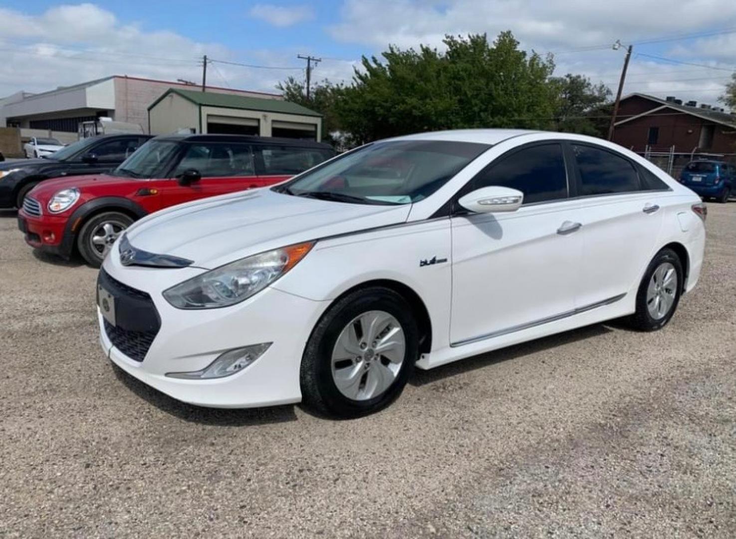 2013 White /gray Hyundai Sonata Sedan (KMHEC4A49DA) with an 2.4L L4 DOHC 16V HYBRID engine, Automatic transmission, located at 1830 North Belt Line Road, Irving, TX, 75061, (469) 524-0199, 32.834373, -96.993584 - Photo#1